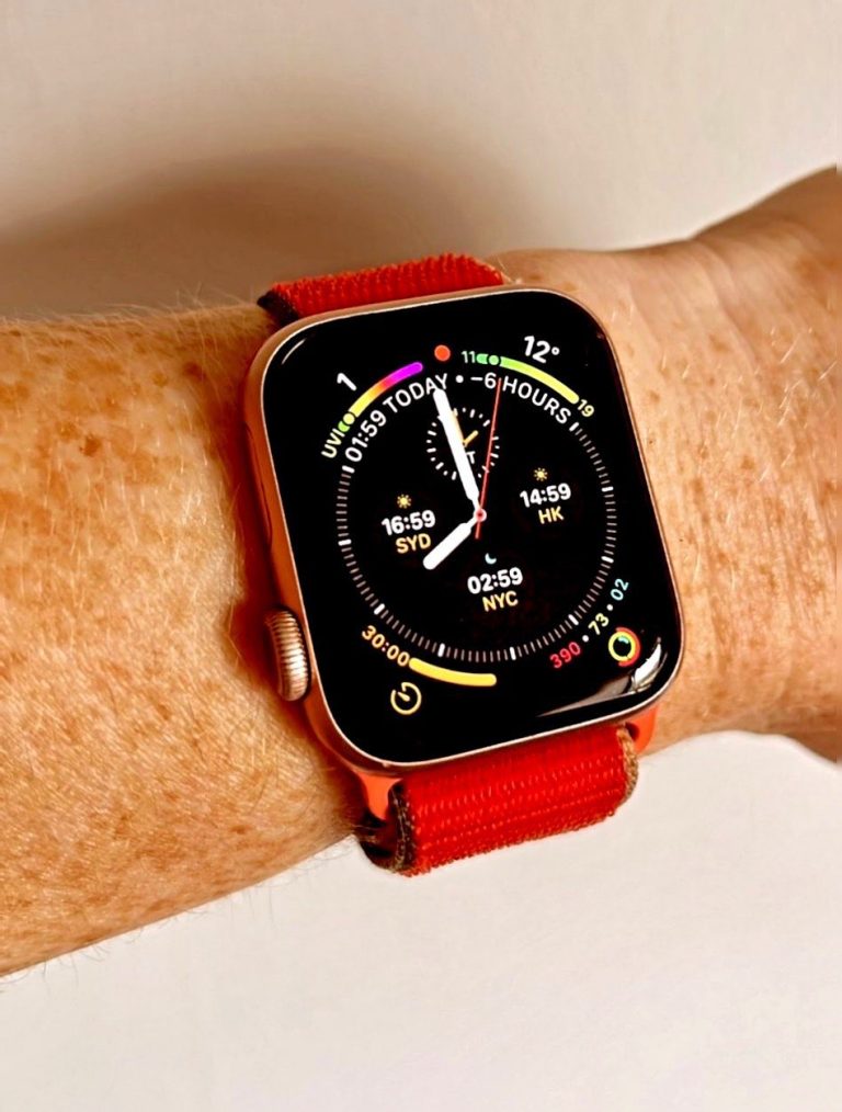 why-my-apple-watch-not-charging-red-snake-green-snake-black-appearing